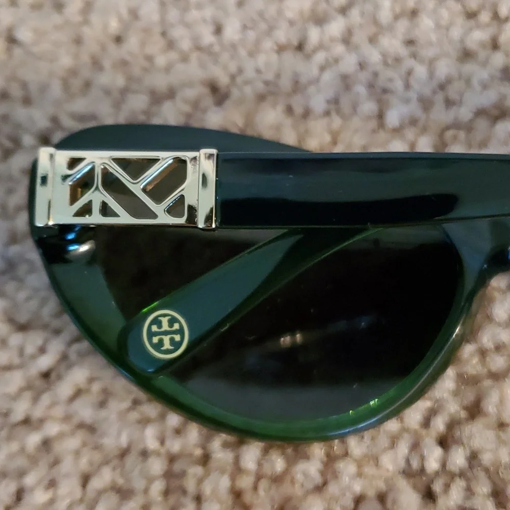 TORY BURCH Sunglasses, case & goldtone round hoop earrings set - Picture 12 of 14
